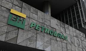 Petrobras tem queda de mais de 70% no lucro, e ações despencam