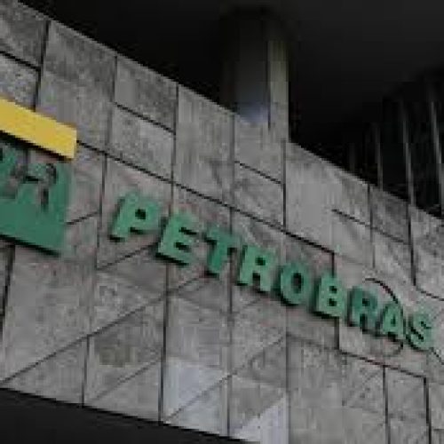 Petrobras tem queda de mais de 70% no lucro, e ações despencam