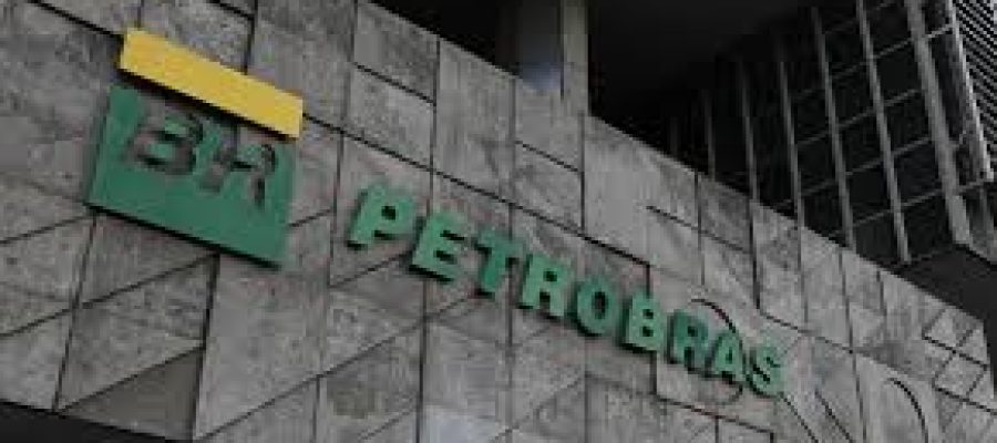 Petrobras tem queda de mais de 70% no lucro, e ações despencam